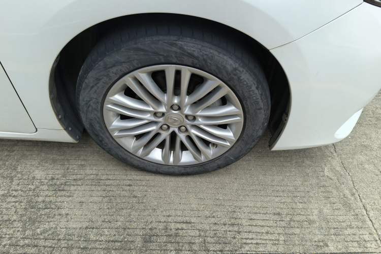 Used Lexus ES 2017 200 30th Anniversary Edition Right Front Wheel Hub