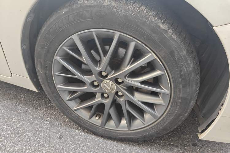 Used Lexus ES 2017 200 30th Anniversary Edition Right Front Wheel Hub