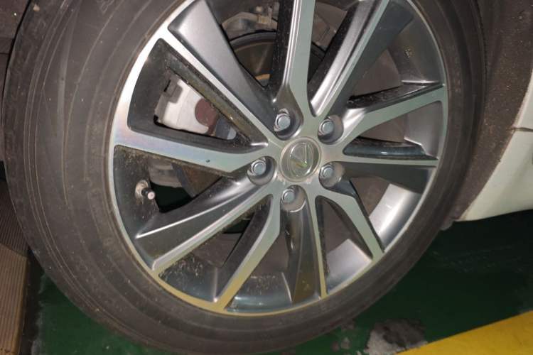 Used Lexus ES 2017 300h Mark Levinson Luxury Edition Right Front Wheel Hub