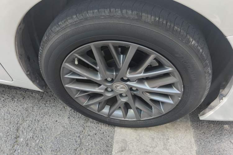Used Lexus ES 2017 200 30th Anniversary Edition Right Front Wheel Hub
