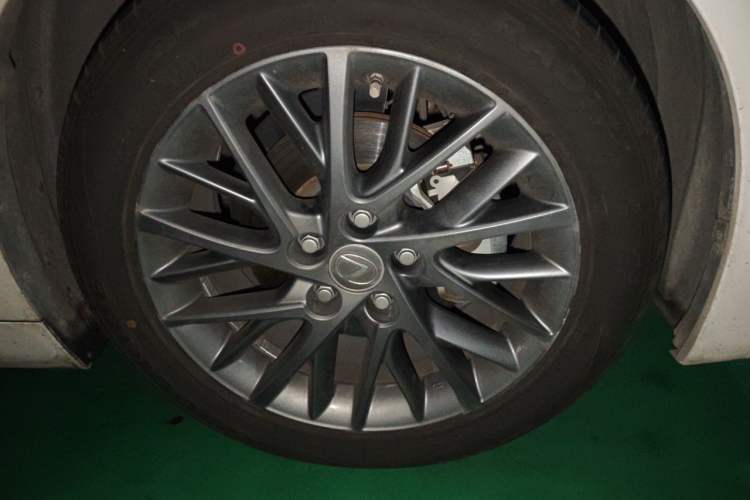 Used Lexus ES 2017 200 30th Anniversary Edition Right Front Wheel Hub