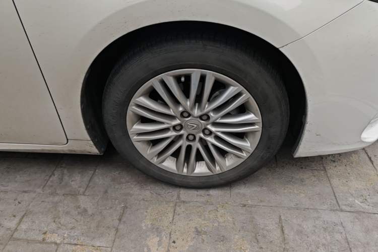 Used Lexus ES 2017 200 30th Anniversary Edition Right Front Wheel Hub