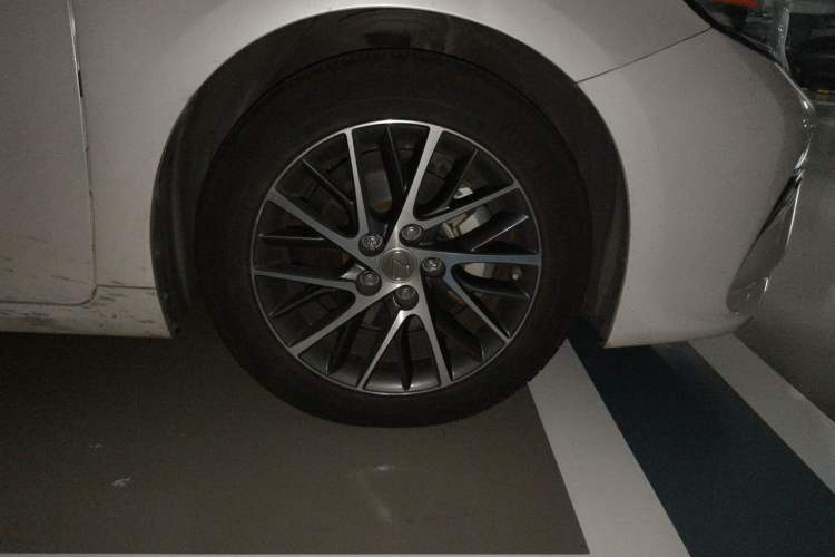 Used Lexus ES 2017 250 Mark Levinson Luxury Edition Right Front Wheel Hub