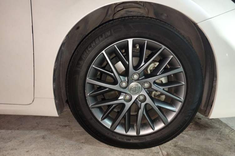 Used Lexus ES 2017 200 30th Anniversary Edition Right Front Wheel Hub