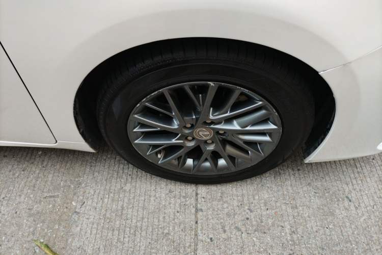 Used Lexus ES 2017 200 30th Anniversary Edition Right Front Wheel Hub