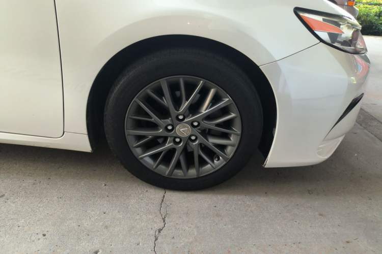 Used Lexus ES 2017 200 30th Anniversary Edition Right Front Wheel Hub