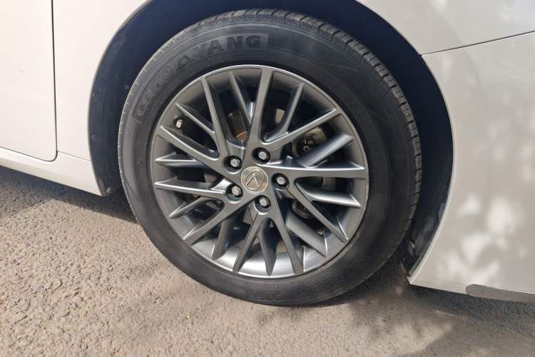 Used Lexus ES 2017 200 30th Anniversary Edition Right Front Wheel Hub