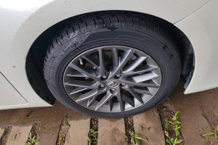 Used Lexus ES 2017 200 30th Anniversary Edition Right Front Wheel Hub