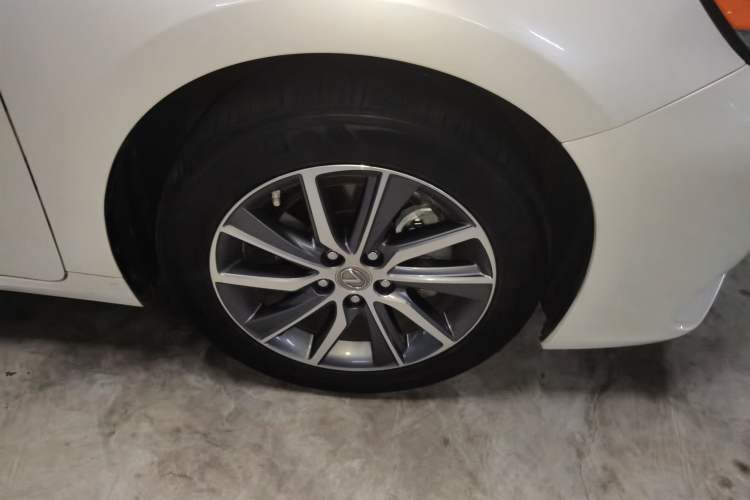 Used Lexus ES 2017 300h Mark Levinson Comfort Edition Right Front Wheel Hub