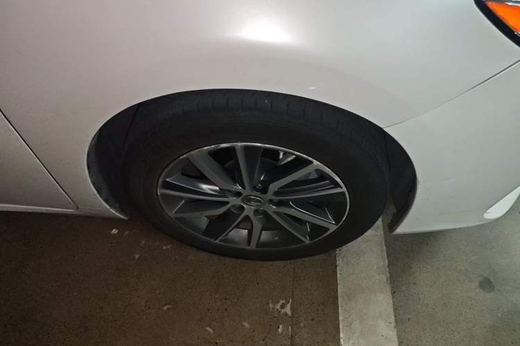 Used Lexus ES 2017 300h Mark Levinson Comfort Edition Right Front Wheel Hub