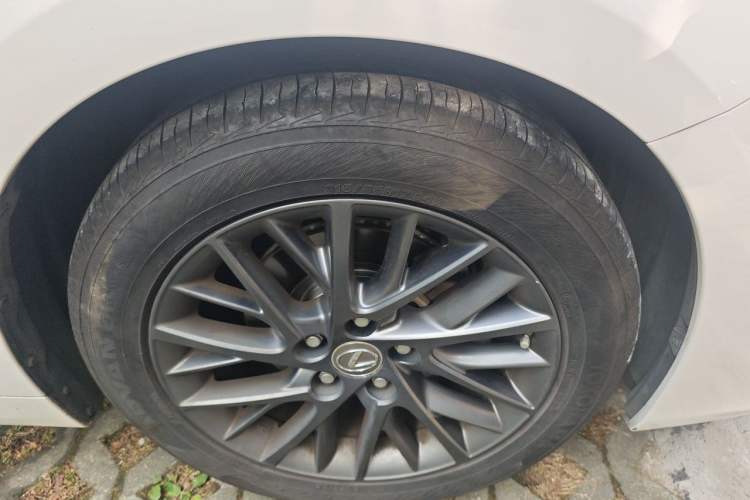 Used Lexus ES 2017 200 30th Anniversary Edition Right Front Wheel Hub