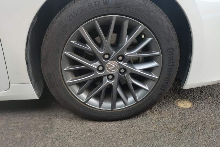 Used Lexus ES 2017 200 30th Anniversary Edition Right Front Wheel Hub