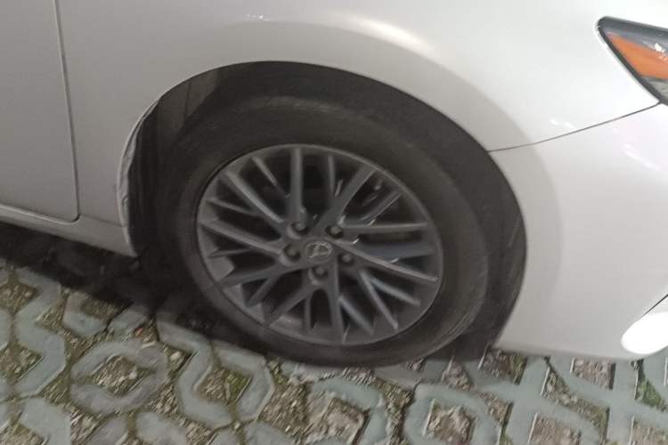 Used Lexus ES 2017 200 30th Anniversary Edition Right Front Wheel Hub