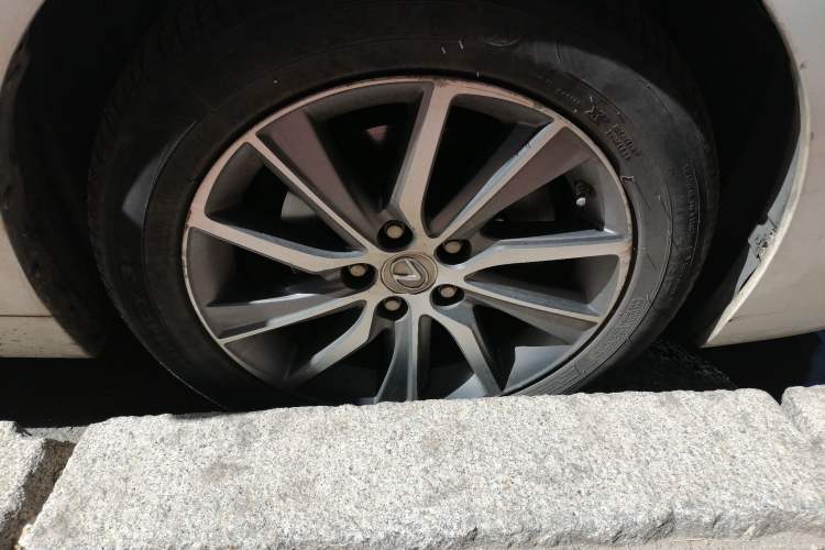 Used Lexus ES 2017 300h Mark Levinson Comfort Edition Right Front Wheel Hub