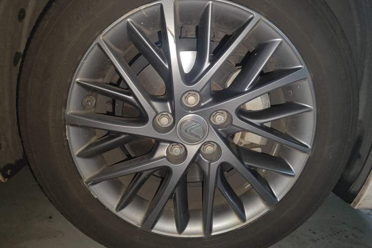 Used Lexus ES 2017 200 30th Anniversary Edition Right Front Wheel Hub