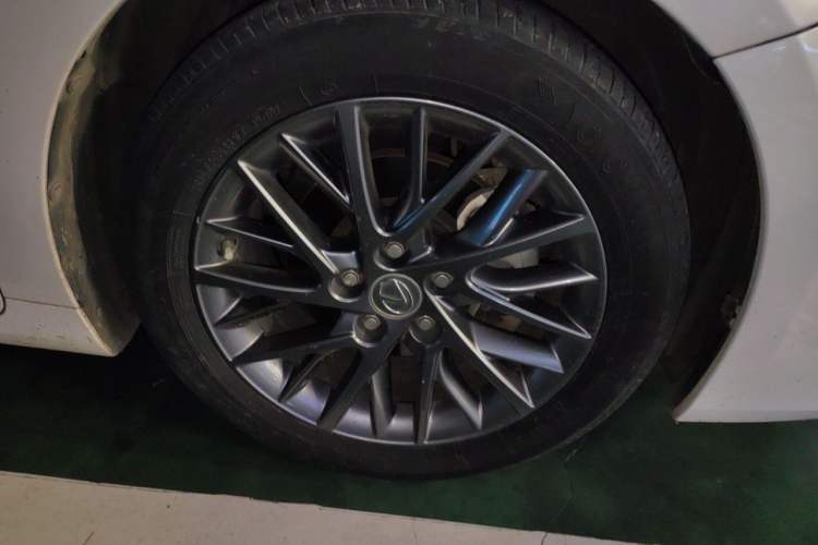 Used Lexus ES 2017 200 30th Anniversary Edition Right Front Wheel Hub