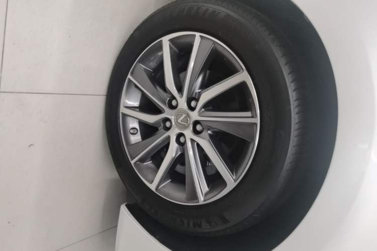 Used Lexus ES 2017 300h Mark Levinson Comfort Edition Right Front Wheel Hub