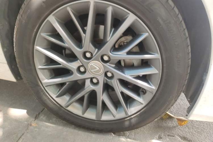 Used Lexus ES 2017 200 30th Anniversary Edition Right Front Wheel Hub