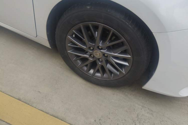 Used Lexus ES 2017 200 30th Anniversary Edition Right Front Wheel Hub