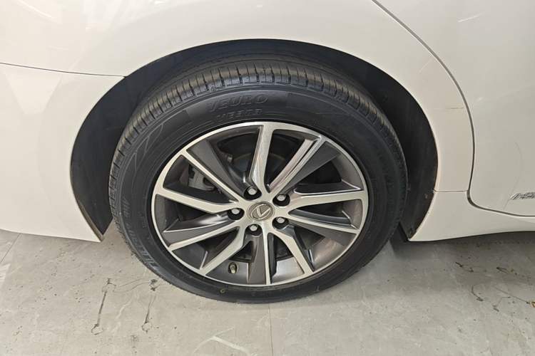 Used Lexus ES 2017 300h Mark Levinson Comfort Edition Right Rear Wheel Hub