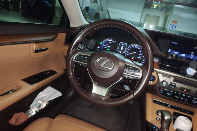 Used Lexus ES 2017 300h Mark Levinson Luxury Edition Steering Wheel