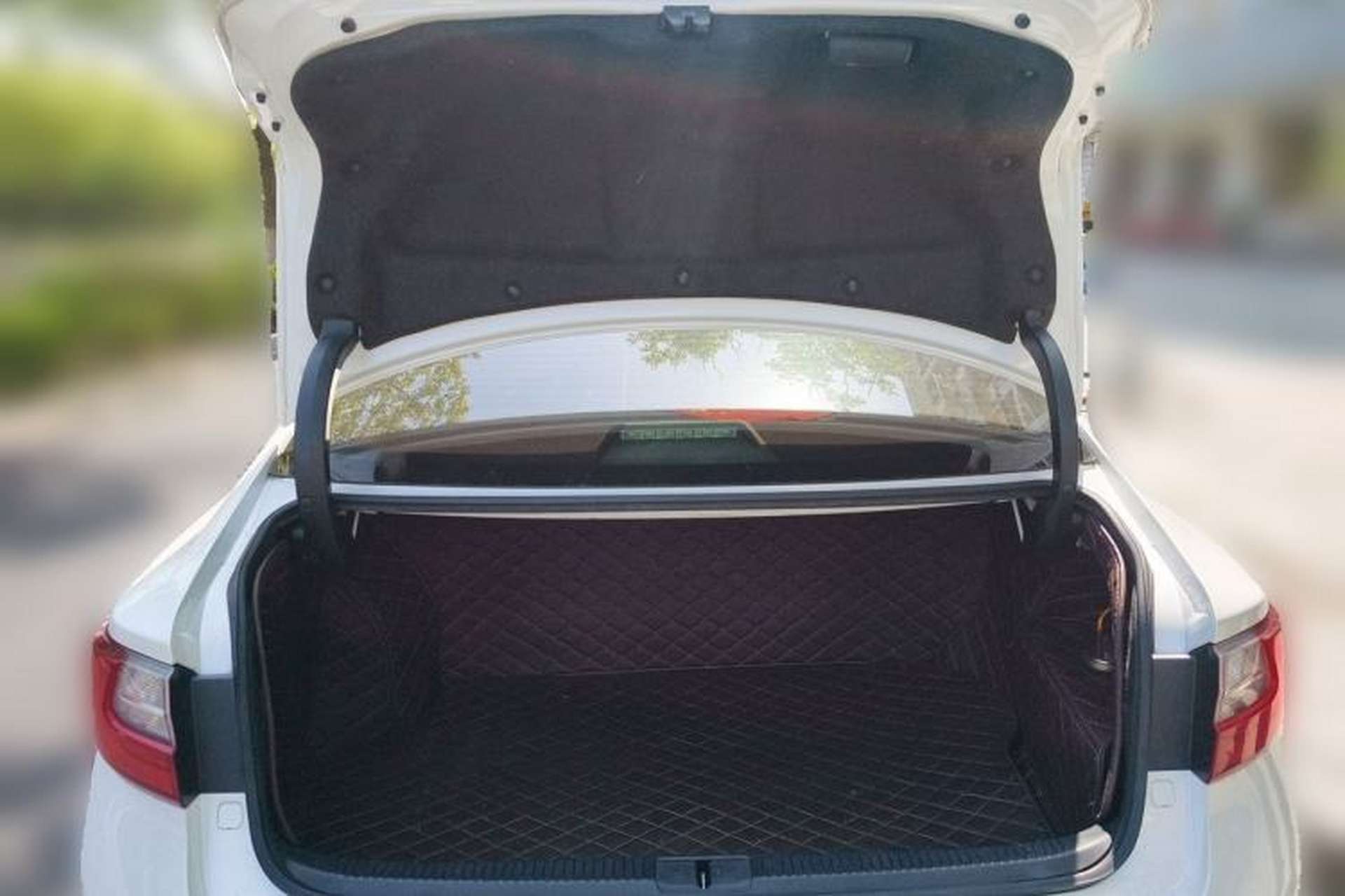 Used Lexus ES 2017 300h Mark Levinson Comfort Edition Trunk