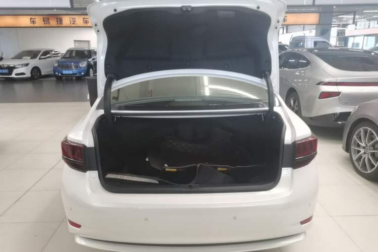 Used Lexus ES 2017 300h Mark Levinson Comfort Edition Trunk