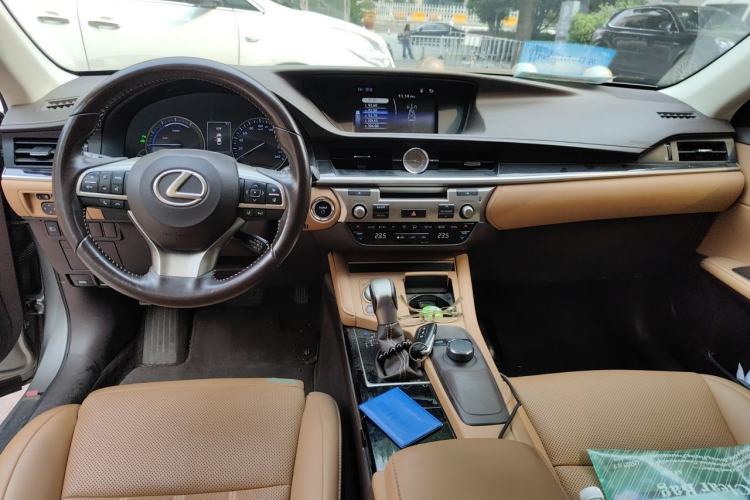 Used Lexus ES 2017 300h Mark Levinson Comfort Edition Center Console