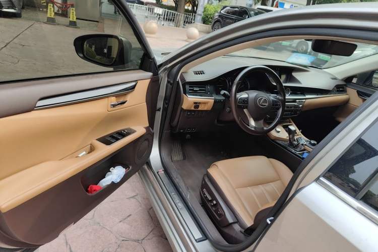 Used Lexus ES 2017 300h Mark Levinson Comfort Edition Driver Seat