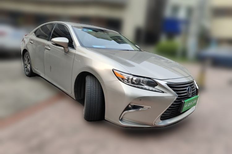 Used Lexus ES 2017 300h Mark Levinson Comfort Edition Front Right 45 Deg