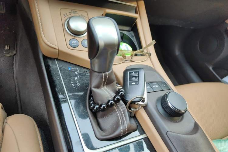 Used Lexus ES 2017 300h Mark Levinson Comfort Edition Gear Lever