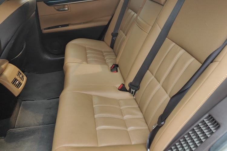 Used Lexus ES 2017 300h Mark Levinson Comfort Edition Left Rear Seat