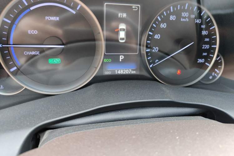 Used Lexus ES 2017 300h Mark Levinson Comfort Edition Odometer Close Up
