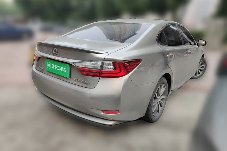Used Lexus ES 2017 300h Mark Levinson Comfort Edition Rear Right 45 Deg