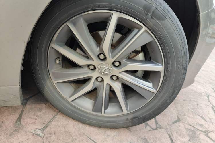 Used Lexus ES 2017 300h Mark Levinson Comfort Edition Right Front Wheel Hub