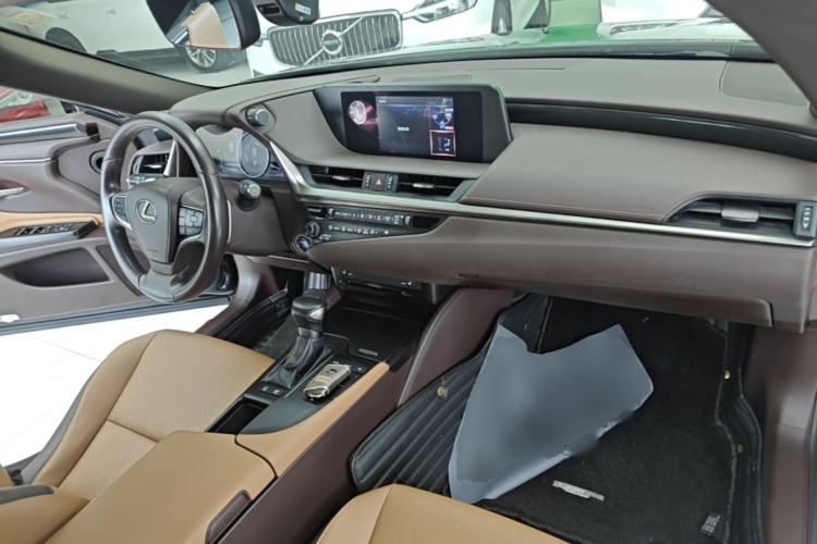 Used Lexus ES 2018 300h Premier Edition China V Standard Center Console