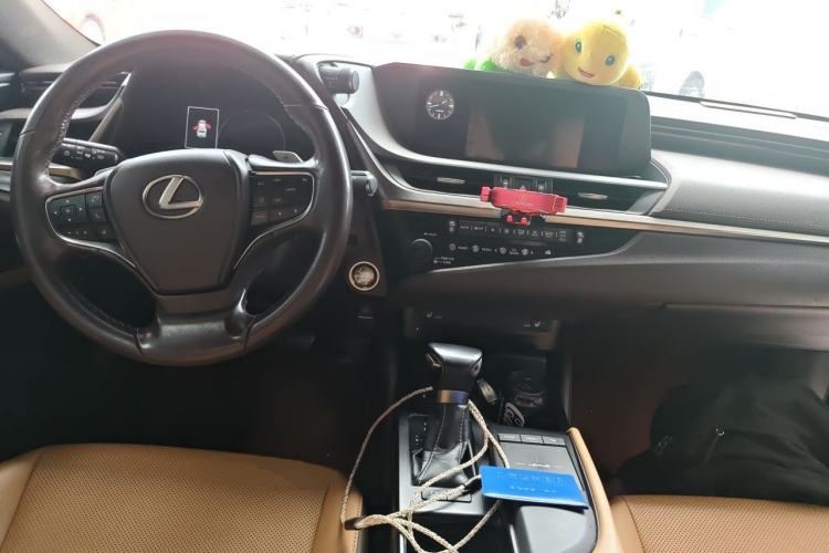 Used Lexus ES 2018 200 Excellence Edition China VI Standard Center Console