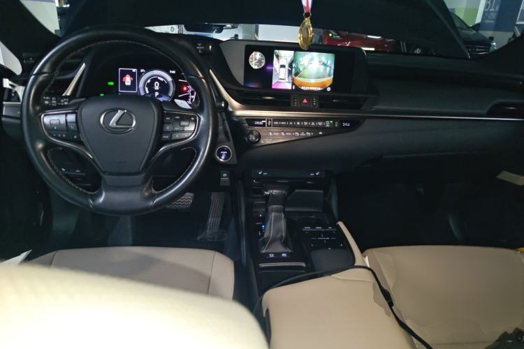 Used Lexus ES 2018 300h Premier Edition China VI Standard Center Console