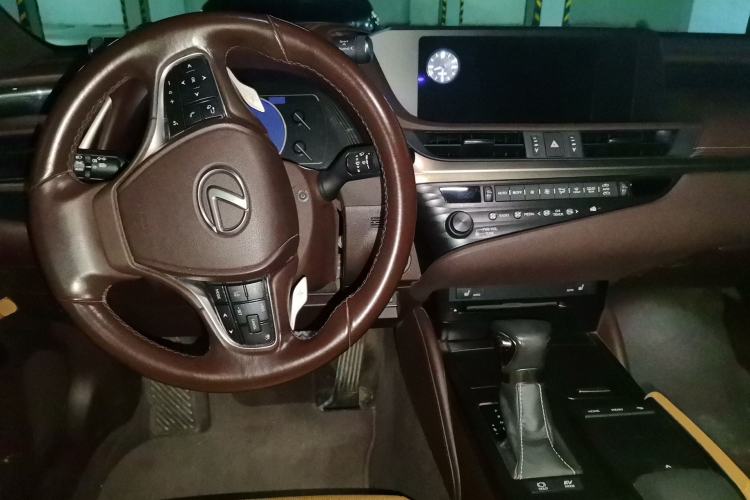 Used Lexus ES 2018 300h Premier Edition China VI Standard Center Console