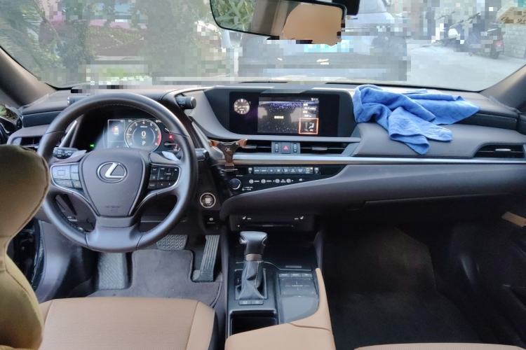 Used Lexus ES 2018 200 Excellence Edition China VI Standard Center Console