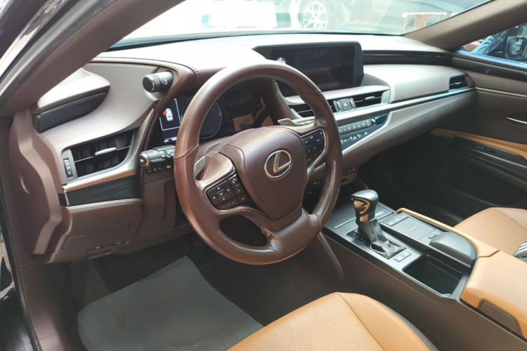Used Lexus ES 2018 200 Excellence Edition China V Standard Center Console