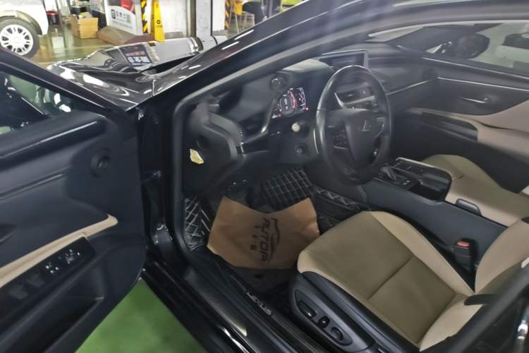 Used Lexus ES 2018 300h Premier Edition China VI Standard Driver Seat