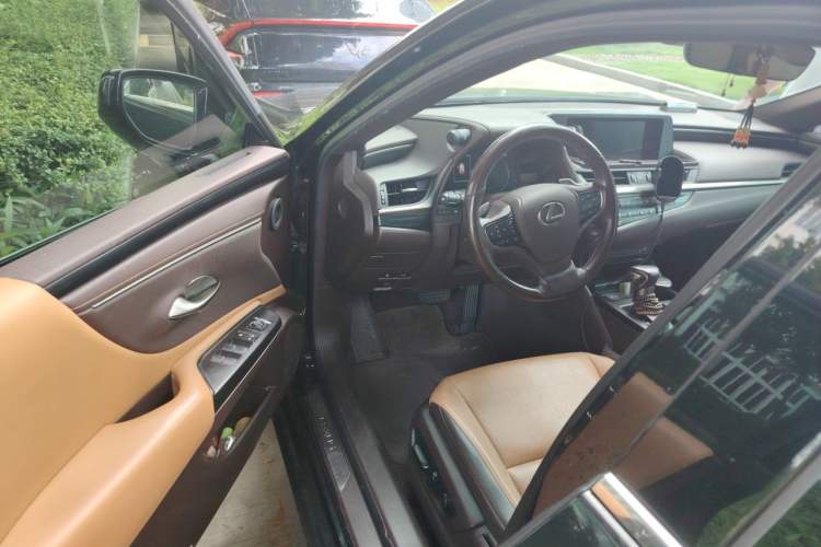 Used Lexus ES 2018 300h Premier Edition China VI Standard Driver Seat