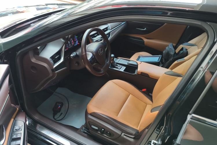 Used Lexus ES 2018 200 Excellence Edition China V Standard Driver Seat