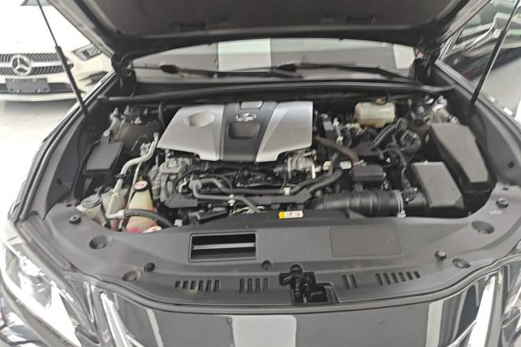 Used Lexus ES 2018 300h Premier Edition China V Standard Engine Bay