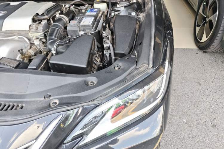 Used Lexus ES 2018 200 Excellence Edition China VI Standard Engine Bay Left