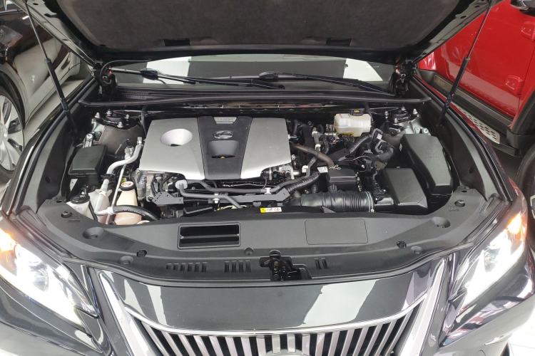 Used Lexus ES 2018 300h Premier Edition China V Standard Engine Bay