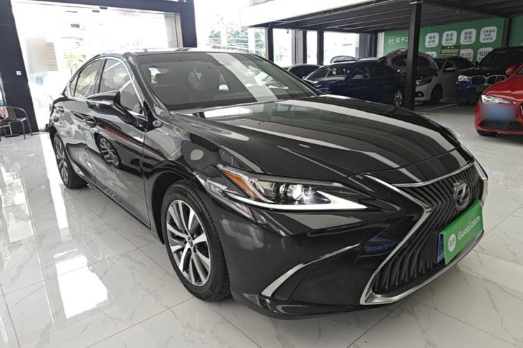 Used Lexus ES 2018 300h Premier Edition China V Standard Front Right 45 Deg