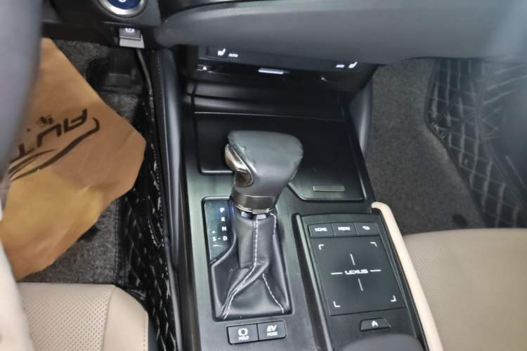 Used Lexus ES 2018 300h Premier Edition China VI Standard Gear Lever