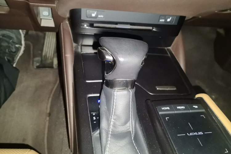 Used Lexus ES 2018 300h Premier Edition China VI Standard Gear Lever